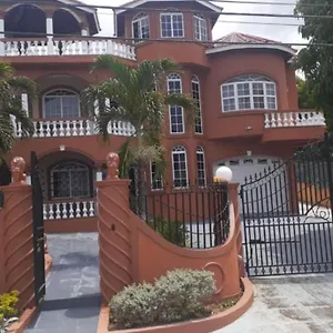 Guest house Cazwin ***
